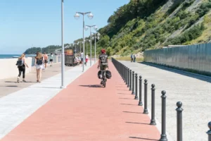 Damm mit Radweg entlang der Ostsee