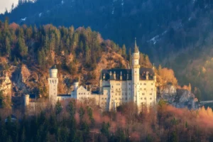 Das berühmte Schloss Neuschwanstein in Deutschland liegt an der romantischen Straße