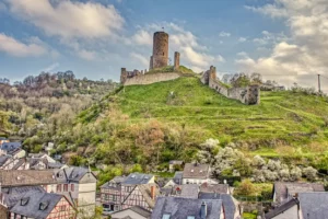 Die Burgen Löwenburg und Philippsburg auf dem Hügel in einer kleinen Stadt namens Monreal in der Eifel