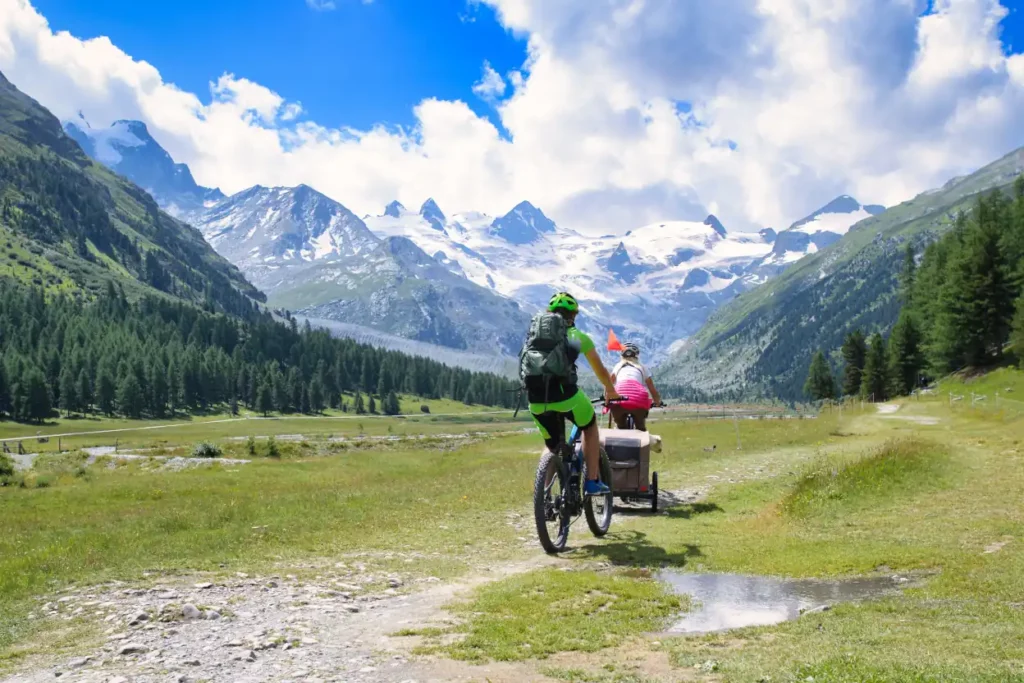 Familie auf Radtour mit Anhänger für das Kind
