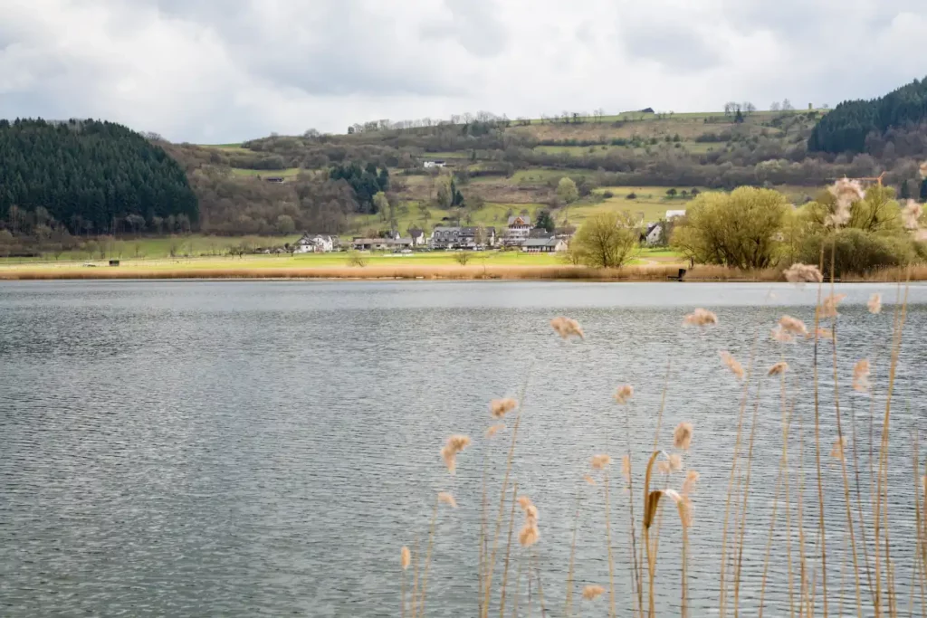 Meerfelder Maar, Eifel, Deutschland Vulkaneifel per Rad