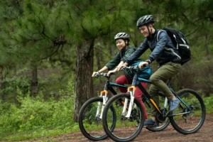 Paar auf Fahrradtour im Wald unterwegs